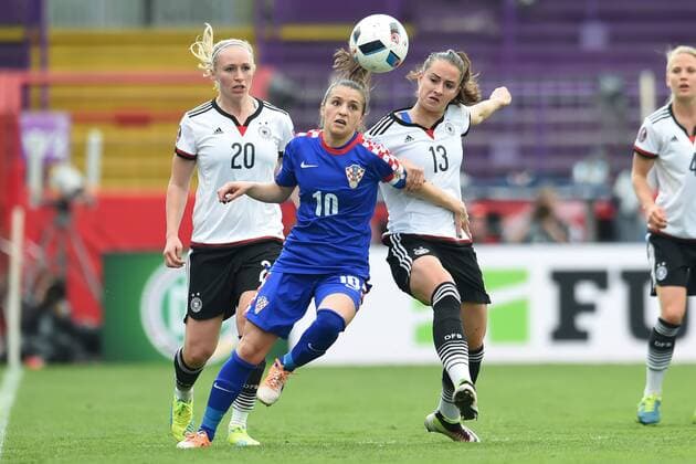 Fußball Frauen EM-Qualifikation, Deutschland - Kroatien am 12.04.2016 in der Osnatel Arena in Osnabrück Iva Landeka (Kroatien) im Zweikampf gegen Sara Däbritz Daebritz (Deutschland München). Foto: osnapix mt