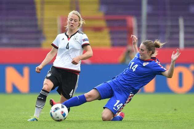 Fußball Frauen EM-Qualifikation, Deutschland - Kroatien am 12.04.2016 in der Osnatel Arena in Osnabrück Leonie Maier (Deutschland) im Zweikampf gegen Ivana Maltasic (Kroatien). Foto: osnapix mt