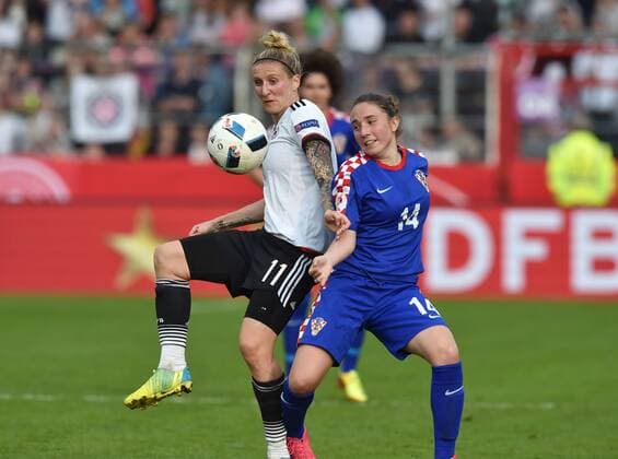12.04.2016, Fussball EM - Qualifikationsspiel der Frauen in Osnabrueck, Deutschland - Kroatien, Anja Mittag (Deutschland), li., gegen Ivana Maltasic (Kroatien)