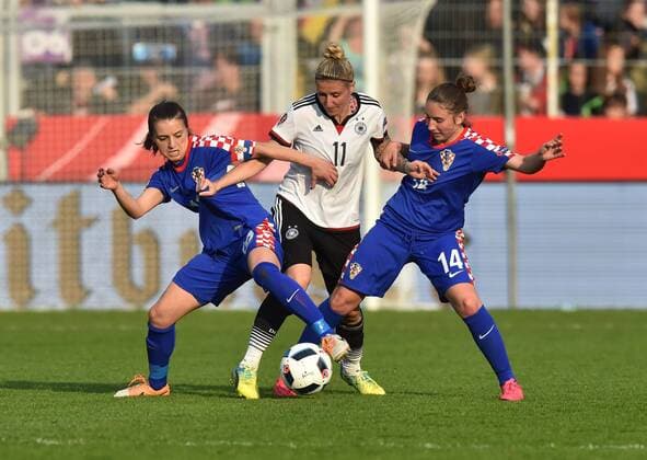 12.04.2016, Fussball EM - Qualifikationsspiel der Frauen in Osnabrueck, Deutschland - Kroatien, v.li., Iva Landeka (Kroatien), Anja Mittag (Deutschland), Ivana Maltasic (Kroatien)