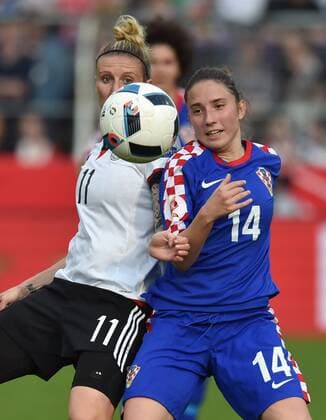 12.04.2016, Fussball EM - Qualifikationsspiel der Frauen in Osnabrueck, Deutschland - Kroatien, Anja Mittag (Deutschland), li., gegen Ivana Maltasic (Kroatien)