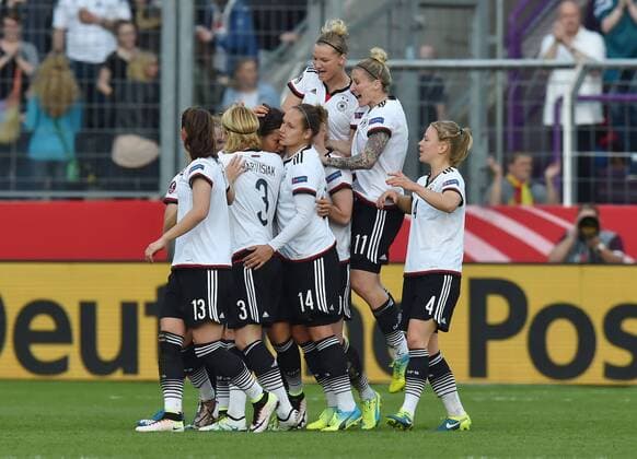 12.04.2016, Fussball EM - Qualifikationsspiel der Frauen in Osnabrueck, Deutschland - Kroatien, Jubel Deutschland nach dem Treffer von Dzsenifer Marozsan (Deutschland), 4. v.li.