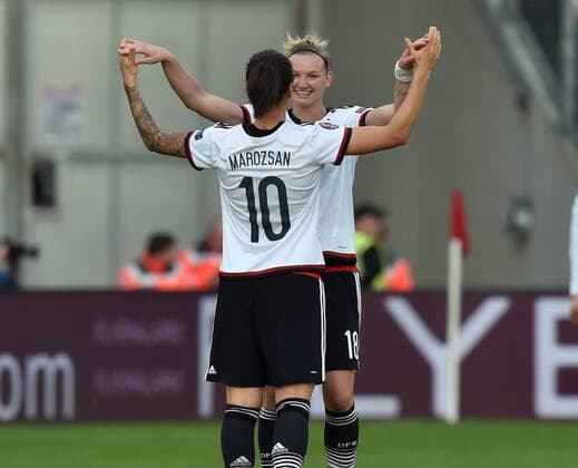 12.04.2016, Fussball EM - Qualifikationsspiel der Frauen in Osnabrueck, Deutschland - Kroatien, Jubel Dzsenifer Marozsan (Deutschland), li., und Alexandra Popp (Deutschland)