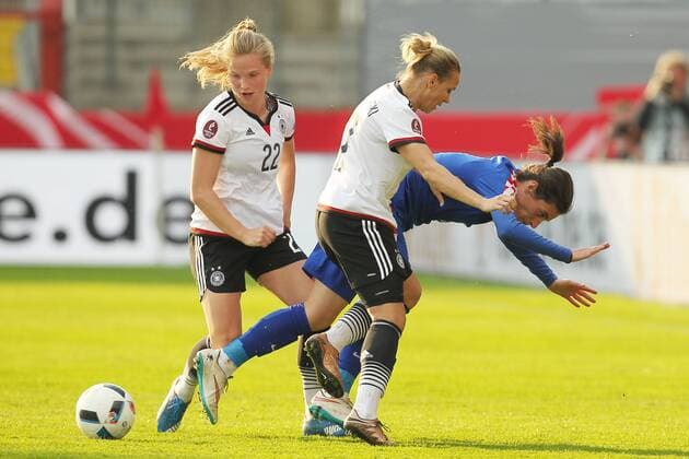Osnabrueck Tabea Kemme ( 22, Deutschland) mit Maja Joscak ( 7, Kroatien) und Isabell Kerchowski ( 17, Deutschland), Deutschland vs. Kroatien, Frauenfussball, Laenderspiel, 12.04.2016, Copyright: Deutzmannx xEibner-Pressefoto EP_cdn