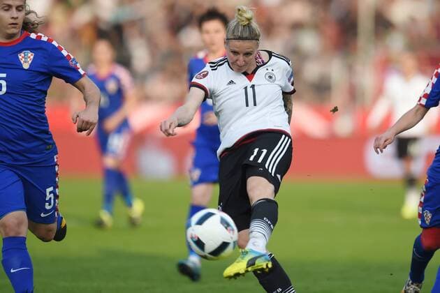 Fußball Frauen EM-Qualifikation, Deutschland - Kroatien am 12.04.2016 in der Osnatel Arena in Osnabrück Tor zum 2:0. Anja Mittag (Deutschland Paris) mit dem Schuss zum 2:0. Foto: osnapix mt