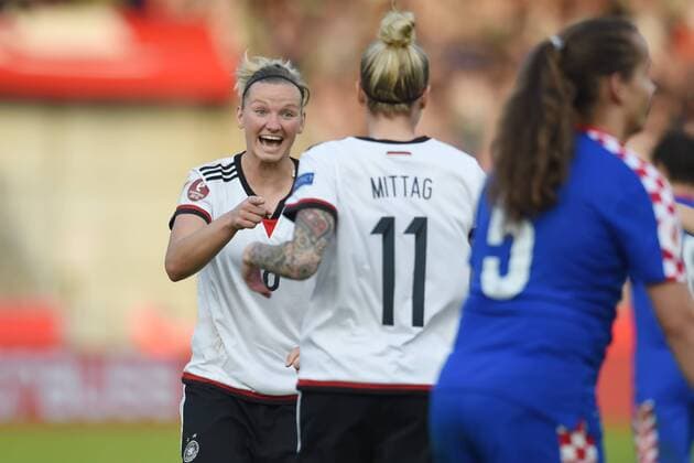 Fußball Frauen EM-Qualifikation, Deutschland - Kroatien am 12.04.2016 in der Osnatel Arena in Osnabrück Jubel, Torjubel, Torschuetzein, Torschützein Anja Mittag (Deutschland Paris) jubelt nach ihrem Tor zum 2:0 mit Alexandra Popp (Deutschland Wolfsburg). Foto: osnapix mt