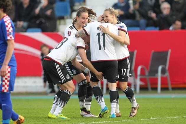 Osnabrueck Torjubel ueber das Tor zum 2:0 durch Anja Mittag ( 11, Deutschland) mit Isabell Kerchowski ( 17, Deutschland), Alexandra Popp ( 18, Deutschland) und Sara Daebritz ( 13, Deutschland), Deutschland vs. Kroatien, Frauenfussball, Laenderspiel, 12.04.2016, Copyright: Deutzmannx xEibner-Pressefoto EP_cdn