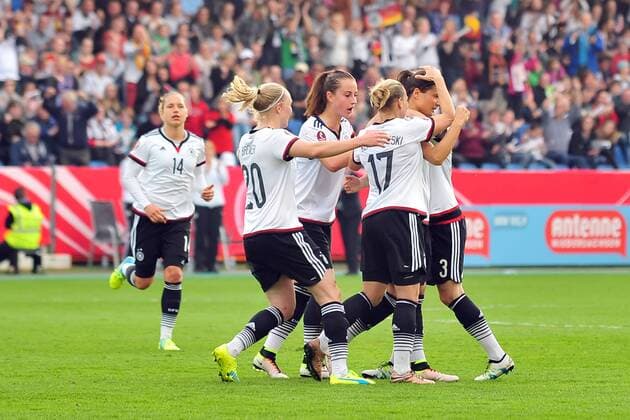 Fußball Frauen EM-Qualifikation, Deutschland - Kroatien am 12.04.2016 in der Osnatel Arena in Osnabrück Jubel, Torjubel, Torschuetzein, Torschützein Dzsenifer Marozsan (Deutschland Frankfurt) jubelt nach ihrem Tor zum 1:0. Foto: osnapix bk