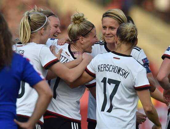 12.04.2016, Fussball EM - Qualifikationsspiel der Frauen in Osnabrueck, Deutschland - Kroatien, Anja Mittag (Deutschland), mi., wird nach ihrem Tor von ihren Mitspielerinnen gefeiert