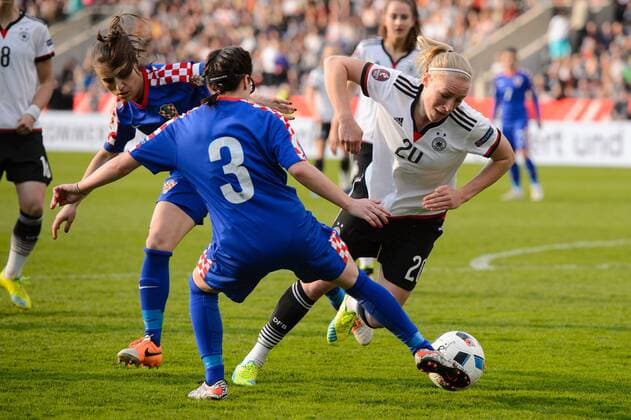 GER, EM-Qualifikation Frauen, Deutschland (GER) vs. Kroatien (CRO) 12.04.2016, osnatel Arena, Osbrabrueck, Deutschland, GER, EM-Qualifikation Frauen, Deutschland (GER) vs. Kroatien (CRO), im Bild Zweikampf zwischen Martina Cop ( 3 CRO) und Pauline Bremer ( 20 GER) nphxKurth