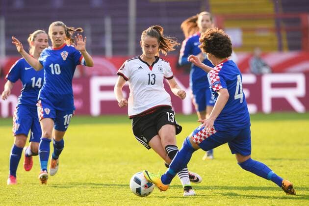 GER, EM-Qualifikation Frauen, Deutschland (GER) vs. Kroatien (CRO) 12.04.2016, osnatel Arena, Osbrabrueck, Deutschland, GER, EM-Qualifikation Frauen, Deutschland (GER) vs. Kroatien (CRO), im Bild Zweikampf zwischen Sara Däbritz Daebritz ( 13 GER) und Leonarda Balog ( 4 CRO) nphxKurth