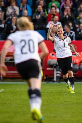 GER, EM-Qualifikation Frauen, Deutschland (GER) vs. Kroatien (CRO) 12.04.2016, osnatel Arena, Osbrabrueck, Deutschland, GER, EM-Qualifikation Frauen, Deutschland (GER) vs. Kroatien (CRO), im Bild Torjubel Jubel Pauline Bremer ( 20 GER), Anja Mittag ( 11 GER) nach Tor 2-0 Deutschland nphxKurth