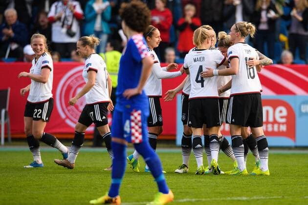 GER, EM-Qualifikation Frauen, Deutschland (GER) vs. Kroatien (CRO) 12.04.2016, osnatel Arena, Osbrabrueck, Deutschland, GER, EM-Qualifikation Frauen, Deutschland (GER) vs. Kroatien (CRO), im Bild Torjubel Jubel Deutschland nach Tor 2-0 Deutschland durch Anja Mittag ( 11 GER) nphxKurth