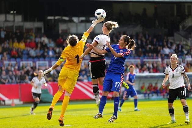 GER, EM-Qualifikation Frauen, Deutschland (GER) vs. Kroatien (CRO) 12.04.2016, Osnatel Arena, Osnabrück, GER, EM Qualifikation, Deutschland vs Kroatien, im Bild Alex Popp (Deutschland 18) gegen Doris Bacic (Kroatien 1) und Izabela Lojna (Kroatien 17) nphxrauch
