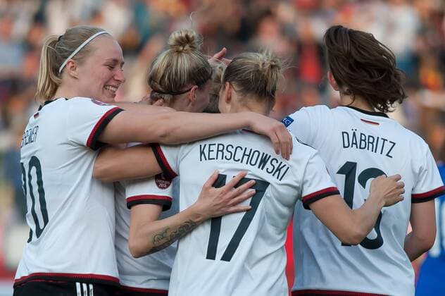 Die Spielerinnen von Deutschland mit Torjubel, Jubel, Freude über das Tor zum 2:0, Fussball, EM-Qualifikation Frauen, Deutschland - Kroatien, xobx