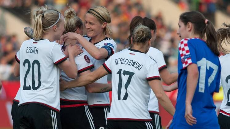 Die Spielerinnen von Deutschland mit Torjubel, Jubel, Freude über das Tor zum 2:0, Fussball, EM-Qualifikation Frauen, Deutschland - Kroatien, xobx