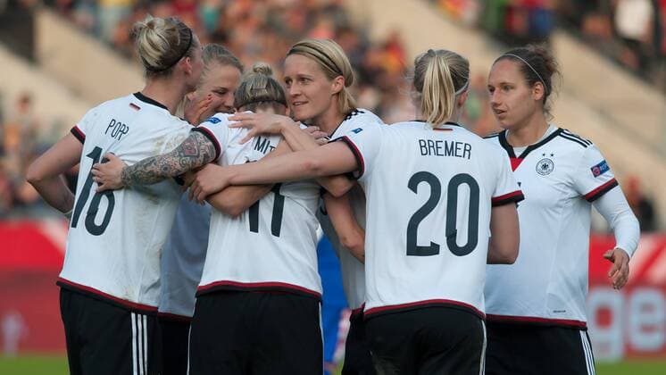 Die Spielerinnen von Deutschland mit Torjubel, Jubel, Freude über das Tor zum 2:0, Fussball, EM-Qualifikation Frauen, Deutschland - Kroatien, xobx