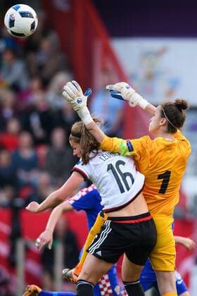 GER, EM-Qualifikation Frauen, Deutschland (GER) vs. Kroatien (CRO) 12.04.2016, osnatel Arena, Osbrabrueck, Deutschland, GER, EM-Qualifikation Frauen, Deutschland (GER) vs. Kroatien (CRO), im Bild Zweikampf zwischen Melanie Leupolz ( 16 GER) und Doris Bacic ( 1 CRO) nphxKurth