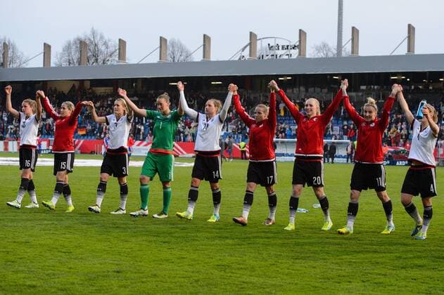 GER, EM-Qualifikation Frauen, Deutschland (GER) vs. Kroatien (CRO) 12.04.2016, osnatel Arena, Osbrabrueck, Deutschland, GER, EM-Qualifikation Frauen, Deutschland (GER) vs. Kroatien (CRO), im Bild Jubel Melanie Leupolz ( 16 GER), Anna Blässe Blaesse ( 15 GER), Saskia Bartusiak ( 3 GER), Almuth Schult ( 1 GER), Babett Peter ( 14 GER), Isabel Kerschowski ( 17 GER), Pauline Bremer ( 20 GER), Anja Mittag ( 11 GER)Leonie Maier ( 4 GER) nach Sieg nphxKurth