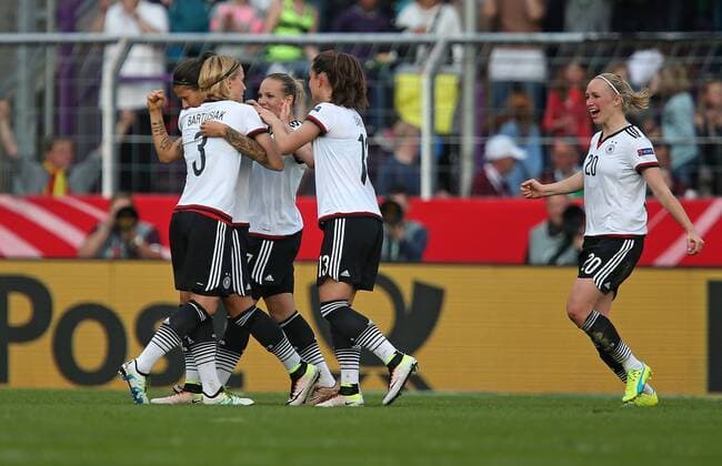 12.04.2016, Fussball Frauen-Länderspiel , EM-Qualifikation, Grupppenspiel, Deutschland - Kroatien, in der Osnatel-Arena Osnabrück. Jubel Deutschland zum Tor zum 1:0 