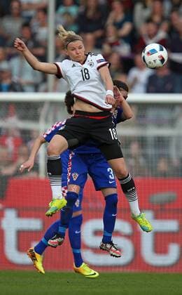 12.04.2016, Fussball Frauen-Länderspiel , EM-Qualifikation, Grupppenspiel, Deutschland - Kroatien, in der Osnatel-Arena Osnabrück. v.l. Alexandra Popp (Deutschland) gegen Martina Cop (Kroatien) 