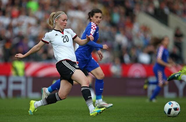12.04.2016, Fussball Frauen-Länderspiel , EM-Qualifikation, Grupppenspiel, Deutschland - Kroatien, in der Osnatel-Arena Osnabrück. v.l. Pauline Bremer (Deutschland) gegen Maja Joscak (Kroatien) 