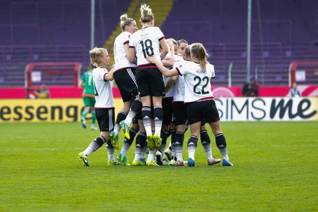 GER, EM-Qualifikation Frauen, Deutschland (GER) vs. Kroatien (CRO) 12.04.2016, Osnatel Arena, Osnabrück, GER, EM Qualifikation, Deutschland vs Kroatien, im Bild DAS deutsche Team Jubelt gemeinsam nach dem ersten Treffer nphxrauch