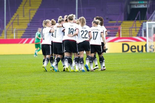 GER, EM-Qualifikation Frauen, Deutschland (GER) vs. Kroatien (CRO) 12.04.2016, Osnatel Arena, Osnabrück, GER, EM Qualifikation, Deutschland vs Kroatien, im Bild DAS deutsche Team Jubelt gemeinsam nach dem ersten Treffer nphxrauch