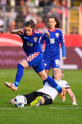 GER, EM-Qualifikation Frauen, Deutschland (GER) vs. Kroatien (CRO) 12.04.2016, osnatel Arena, Osbrabrueck, Deutschland, GER, EM-Qualifikation Frauen, Deutschland (GER) vs. Kroatien (CRO), im Bild Zweikampf zwischen Iva Landeka ( 10 CRO) und Alexandra Popp ( 18 GER) nphxKurth