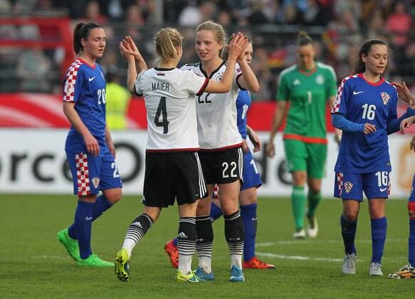 Osnabrueck Leonie Maier ( 4, Deutschland) und Tabea Kemme ( 22, Deutschland) jubeln gemeinsam nach dem Abpfiff, Deutschland vs. Kroatien, Frauenfussball, Laenderspiel, 12.04.2016, Copyright: Deutzmannx xEibner-Pressefoto EP_cdn