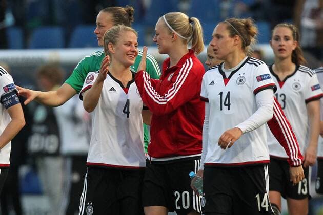 Osnabrueck Leonie Maier ( 4, Deutschland), Pauline Bremer ( 20, Deutschland) und Babett Peter ( 14, Deutschland) feiern nach Abpfiff den Soieg, Deutschland vs. Kroatien, Frauenfussball, Laenderspiel, 12.04.2016, Copyright: Deutzmannx xEibner-Pressefoto EP_cdn