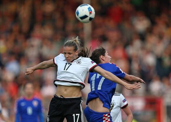 12.04.2016, Fussball Frauen-Länderspiel , EM-Qualifikation, Grupppenspiel, Deutschland - Kroatien, in der Osnatel-Arena Osnabrück. v.l. Isabel Kerschowski (Deutschland) gegen Izabela Lojna (Kroatien) 
