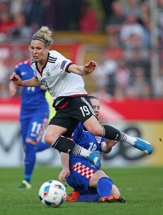 12.04.2016, Fussball Frauen-Länderspiel , EM-Qualifikation, Grupppenspiel, Deutschland - Kroatien, in der Osnatel-Arena Osnabrück. v.l. Svenja Hut (Deutschland) gegen Matea Bosnjak (Kroatien) 