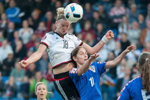 v.li.: Alexandra Popp (Deutschland, 18) im Kopfballduell, Kopfball, Zweikampf mit Izabela Lojna (Kroatien, 17), Fussball, EM-Qualifikation Frauen, Deutschland - Kroatien, xobx