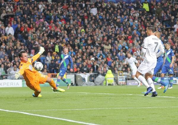 Cristiano RONALDO, Real Madrid 7 Torschuss, schiesst das Tor zum 1-0 REAL MADRID - VFL WOLFSBURG Quarterfinal, Football UEFA Champions League, Wolfsburg, 12.04.2016 CL Saison 2015 2016