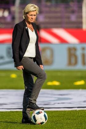 Trainerin Silvia Neid (Deutschland) Freisteller, Einzelbild, Aktion, Action mit Ball, Fussball, EM-Qualifikation Frauen, Deutschland - Kroatien, xdgx