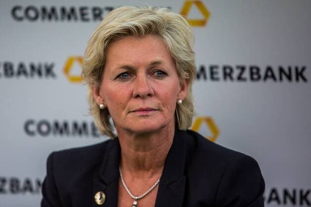 Trainerin Silvia Neid (Deutschland) in Nahaufnahme, Großaufnahme, Portrait, Porträt skeptisch, angespannt schauend, unsicher, nachdenklich, Fussball, EM-Qualifikation Frauen, Deutschland - Kroatien, xdgx