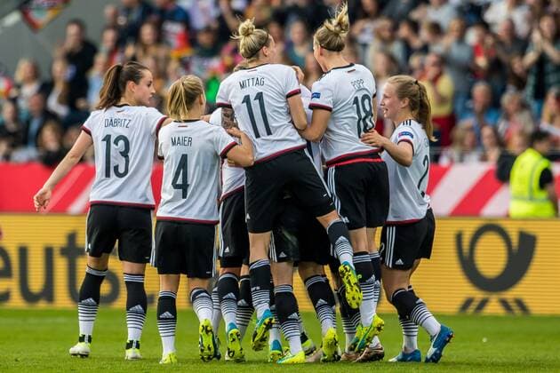 Die Deutsche Nationalmannschaft beim Torjubel, Goal celebration, celebrate the goal, goal celebration, Jubeltraube nach dem 1:0 gegen Kroatien, Fussball, EM-Qualifikation Frauen, Deutschland - Kroatien, xdgx