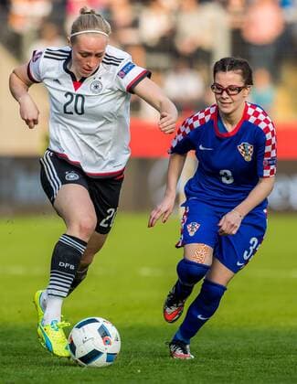 v.li.: Pauline Bremer (Deutschland, 20) und Martina Cop (Kroatien, 3) im Laufduell, Fussball, EM-Qualifikation Frauen, Deutschland - Kroatien, xdgx