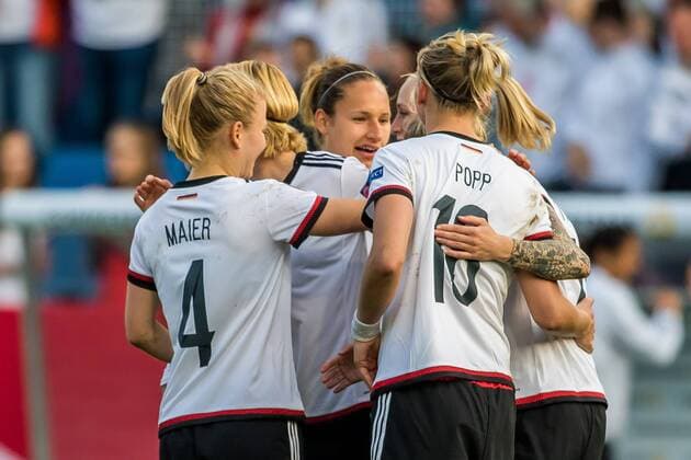 Themen der Woche SPORT Die Deutsche Nationalmannschaft beim Torjubel, Goal celebration, celebrate the goal, goal celebration, Jubeltraube nach dem 2:0 gegen Kroatien, Fussball, EM-Qualifikation Frauen, Deutschland - Kroatien, xdgx