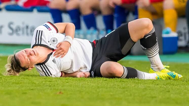Alexandra Popp (Deutschland, 18) verletzt, Verletzung, injured, sporting injury, am Boden liegend, Fussball, EM-Qualifikation Frauen, Deutschland - Kroatien, xdgx