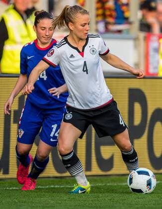 v.li.: Ivana Maltasic (Kroatien, 14) und Leonie Maier (Deutschland, 4) im Zweikampf, Duell, duel, tackle, Fussball, EM-Qualifikation Frauen, Deutschland - Kroatien, xdgx