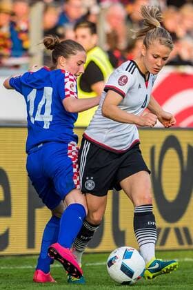 v.li.: Ivana Maltasic (Kroatien, 14) und Leonie Maier (Deutschland, 4) im Zweikampf, Duell, duel, tackle, Fussball, EM-Qualifikation Frauen, Deutschland - Kroatien, xdgx