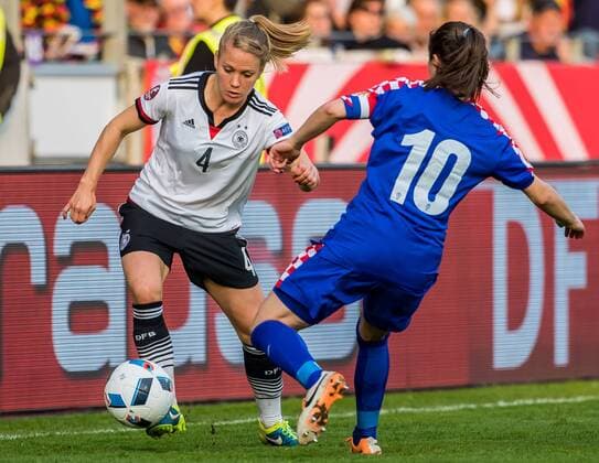 v.li.: Leonie Maier (Deutschland, 4) und Iva Landeka (Kroatien, 10) im Zweikampf, Duell, duel, tackle, Fussball, EM-Qualifikation Frauen, Deutschland - Kroatien, xdgx