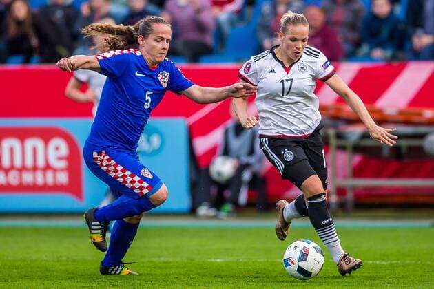 v.li.: Kristina Nevrkla (Kroatien, 5) und Isabel Kerschowski (Deutschland, 17) im Zweikampf, Duell, duel, tackle, Fussball, EM-Qualifikation Frauen, Deutschland - Kroatien, xdgx