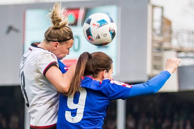 v.li.: Alexandra Popp (Deutschland, 18) und Ivana Rudelic (Kroatien, 9) im Kopfballduell, header duel, Kopfball, Fussball, EM-Qualifikation Frauen, Deutschland - Kroatien, xdgx