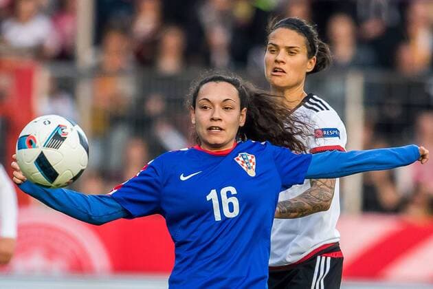 v.li.: Martina Salek (Kroatien, 16) und Dzsenifer Marozsan (Deutschland, 10) im Zweikampf, Duell, duel, tackle, Fussball, EM-Qualifikation Frauen, Deutschland - Kroatien, xdgx
