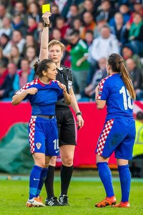 v.li.: Iva Landeka (Kroatien, 10) bekommt die gelbe Karte, yellow card von Schiedsrichterin Marte Soro (Norwegen), Fussball, EM-Qualifikation Frauen, Deutschland - Kroatien, xdgx
