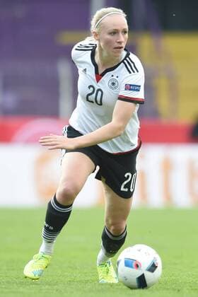Fußball Frauen EM-Qualifikation, Deutschland - Kroatien am 12.04.2016 in der Osnatel Arena in Osnabrück Pauline Bremer (Deutschland Olympique Lyon) am Ball. Foto: osnapix mt