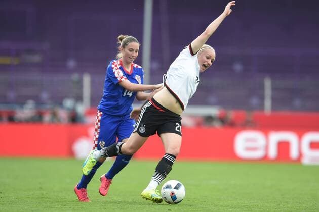 Fußball Frauen EM-Qualifikation, Deutschland - Kroatien am 12.04.2016 in der Osnatel Arena in Osnabrück Pauline Bremer (Deutschland Olympique Lyon) im Zweikampf gegen Ivana Malaise (Kroatien). Foto: osnapix mt
